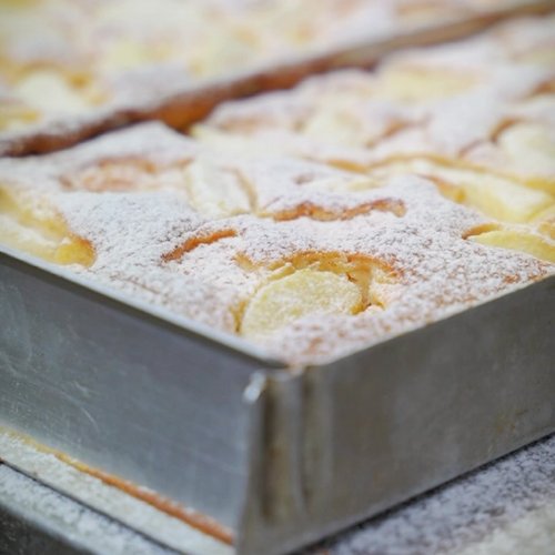 💛 Sommerapfelkuchen! Mit saftigen Äpfeln und Mandarinen, umhüllt von fluffigen Sandkuchen.

#regional #tradition...